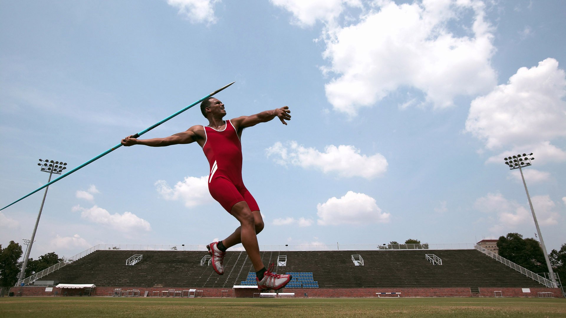 “高新区全民健身馆短柄墙球：快速抉择和精准攻击决定比赛走向”